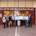 Julians Stichting schenkt 20000 euro aan UMCG